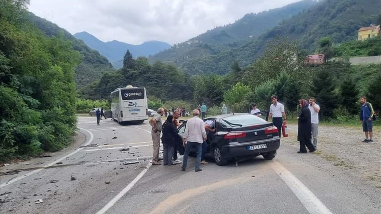 Giresun'da Otobüsle Çarpışan Araçta Sürücü Ağır Yaralandı