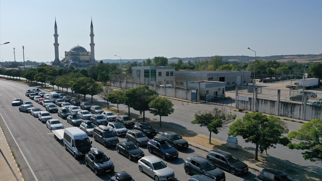 Gurbetçilerin Dönüş Yolculuğu Kapıkule'de Devam Ediyor