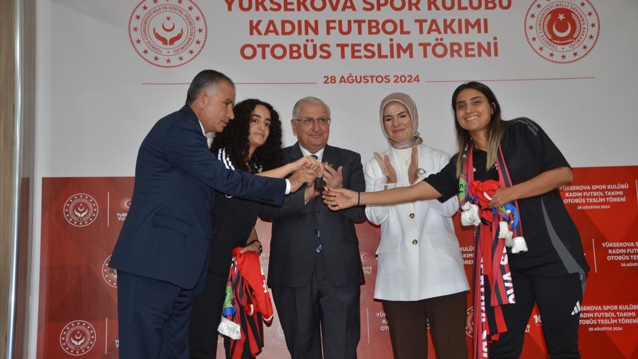 Hakkari'de Kadın Futbol Takımı İçin Otobüs Teslim Töreni