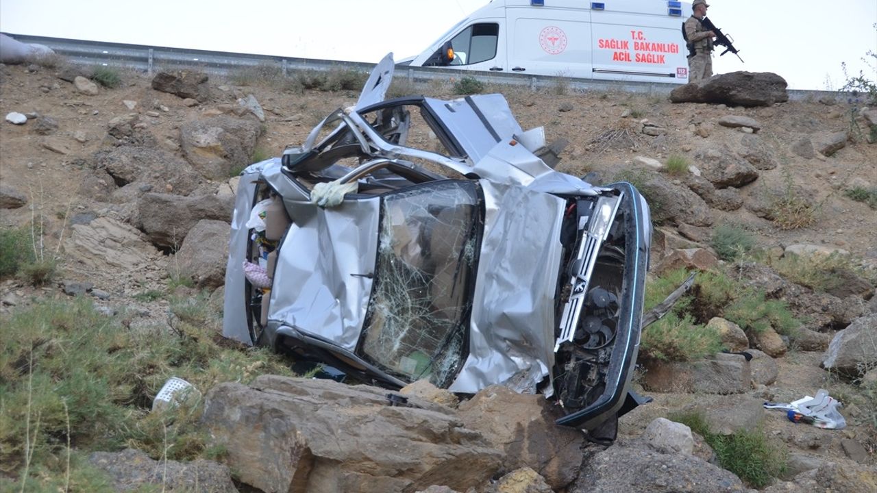 Hakkari'de Trafik Kazası: 1 Ölü, 3 Yaralı