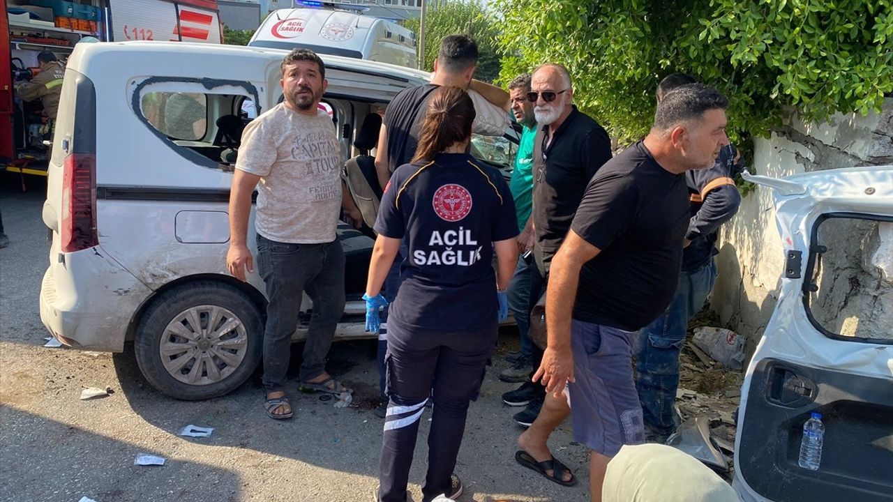 Hatay'da Ambulans ile Ticari Araç Çarpıştı: 9 Yaralı