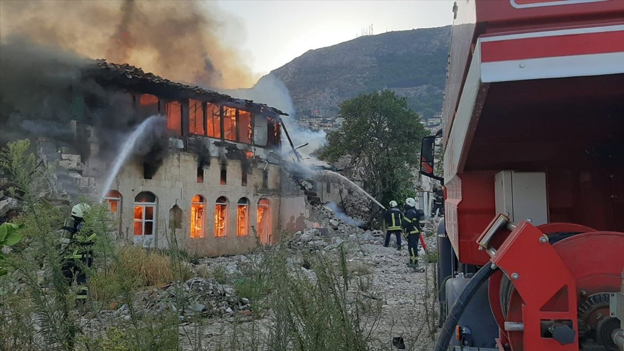 Hatay'da Boş Bir Binada Yangın Çıktı