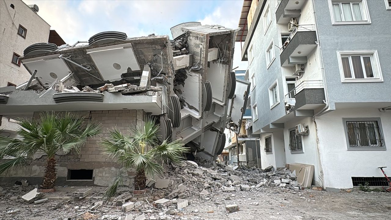 Hatay'da Kontrollü Yıkımda Bina Yan Yattı