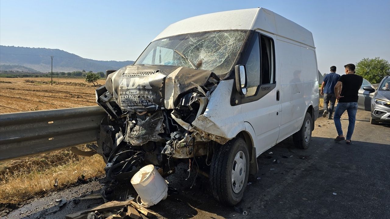 Hatay'da Traktör ve Panelvan Çarpıştı: 1 Kişi Hayatını Kaybetti