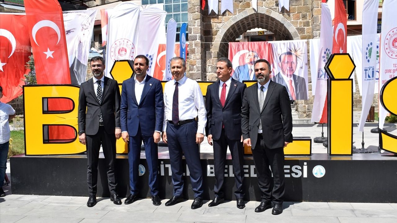 İçişleri Bakanı Ali Yerlikaya Bitlis'te Esnafla Bir Araya Geldi