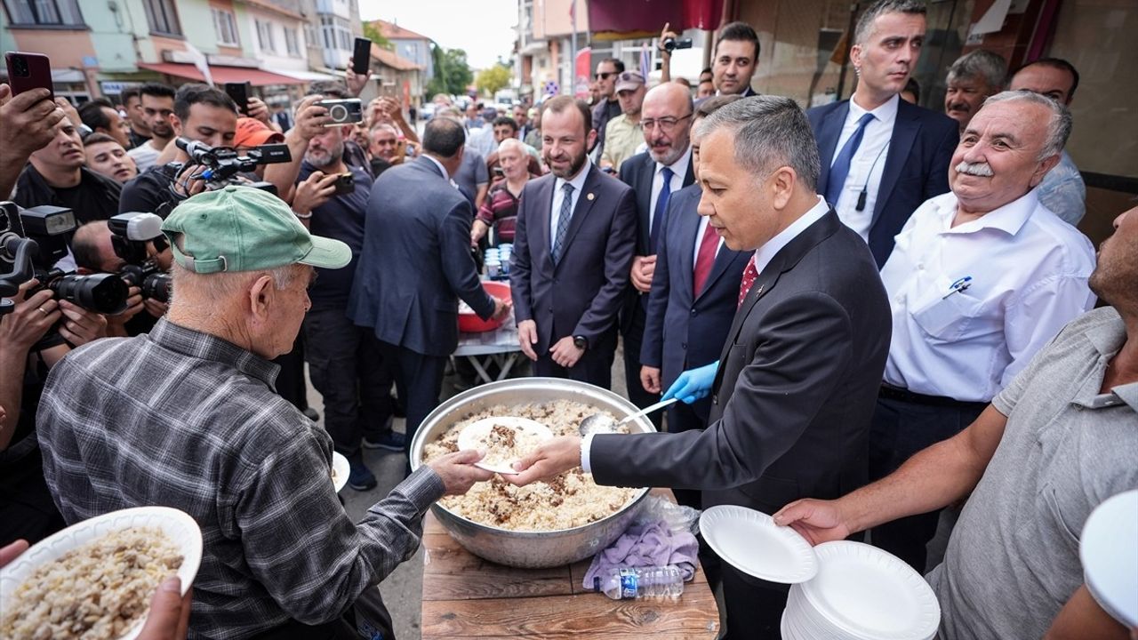 İçişleri Bakanı Yerlikaya Kütahya'da Esnafları Ziyaret Etti