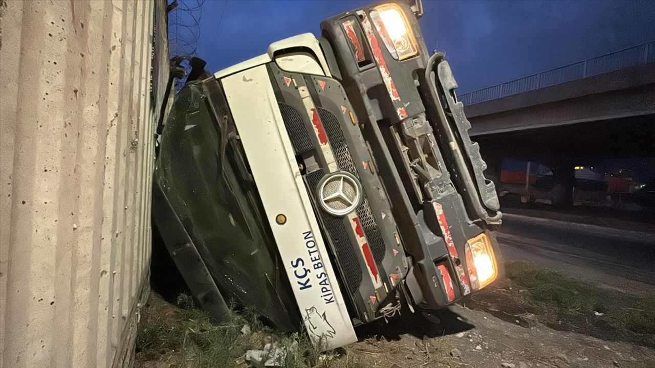 İskenderun'da Freni Patlayan Beton Pompası Devrildi