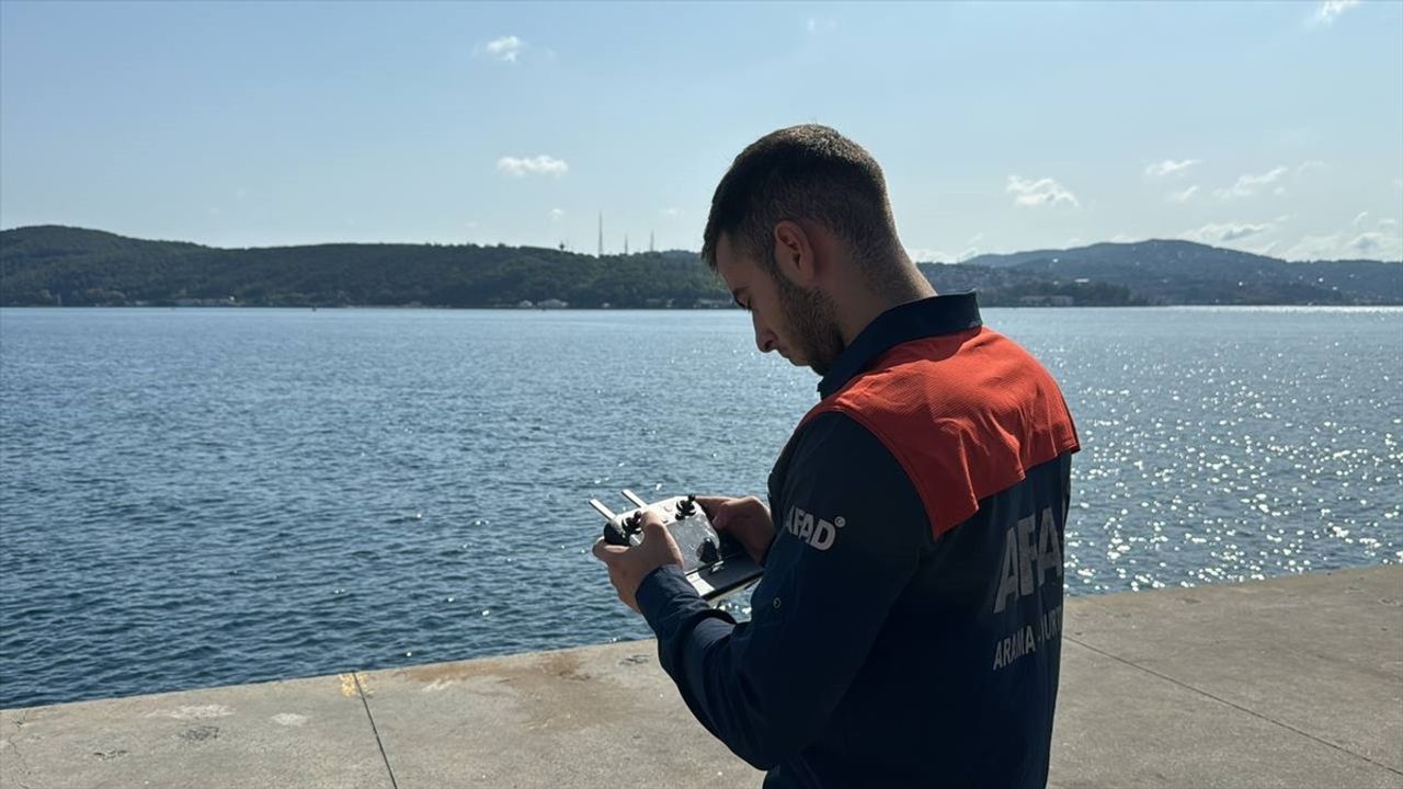 İstanbul Boğazı'nda Tekne Batması: Emre Erdoğan İçin Arama Çalışmaları Devam Ediyor