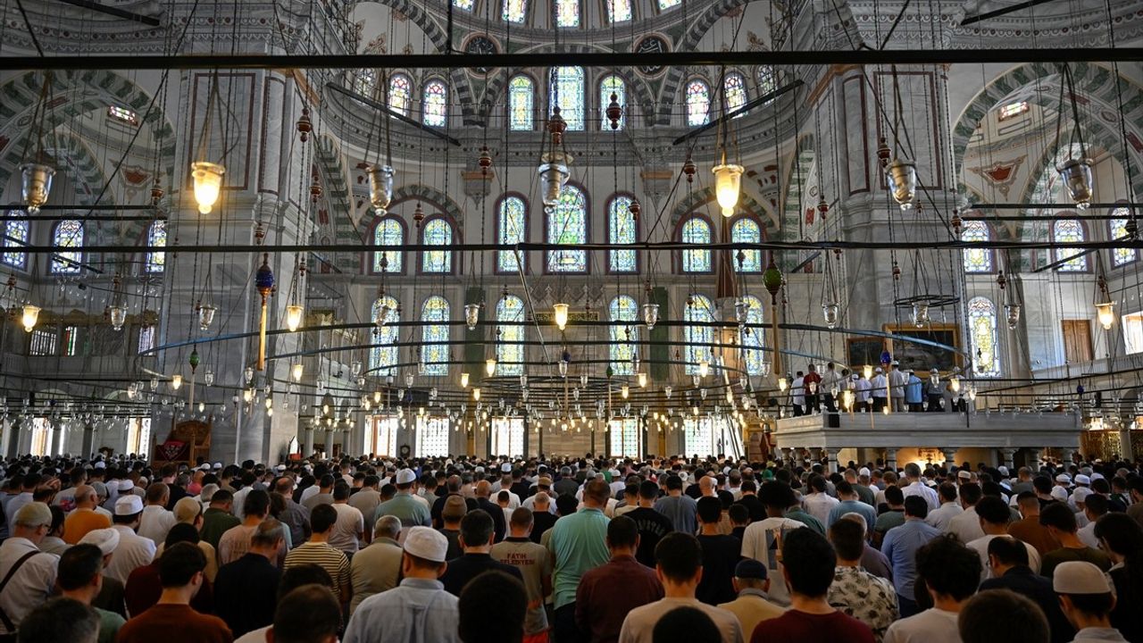 İstanbul Camilerinde İsmail Heniyye için Gıyabi Cenaze Namazı Kılındı