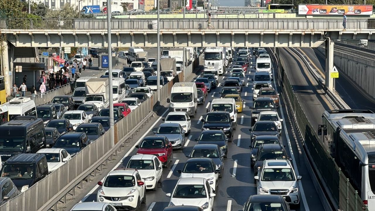 İstanbul'da Beyaz Yol Çalışması Trafikte Aksamalara Neden Oldu