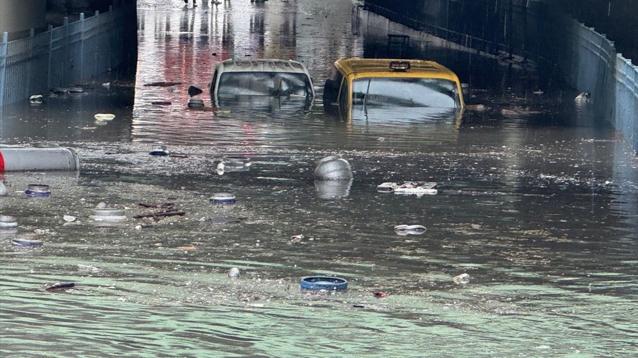 İstanbul'da Sağanak Yağış Hayatı Olumsuz Etkiliyor