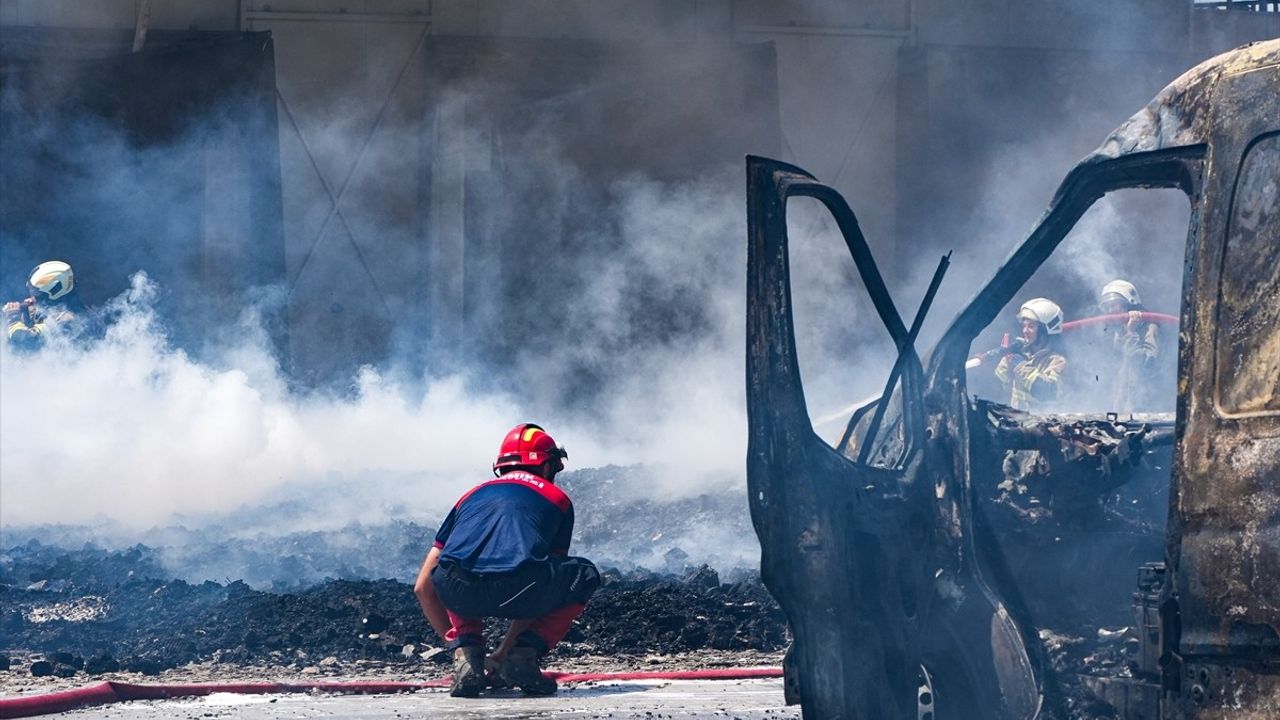 İzmir Bornova'daki Sanayi Sitesinde Yangın Kontrol Altına Alındı