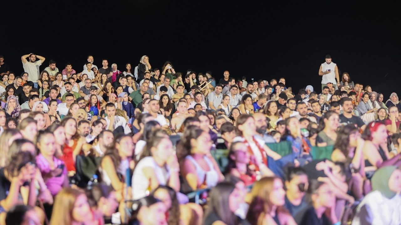 İzmir'de A Milli Voleybol Takımı'nın İtalya ile Maçı Coşkuyla İzleniyor