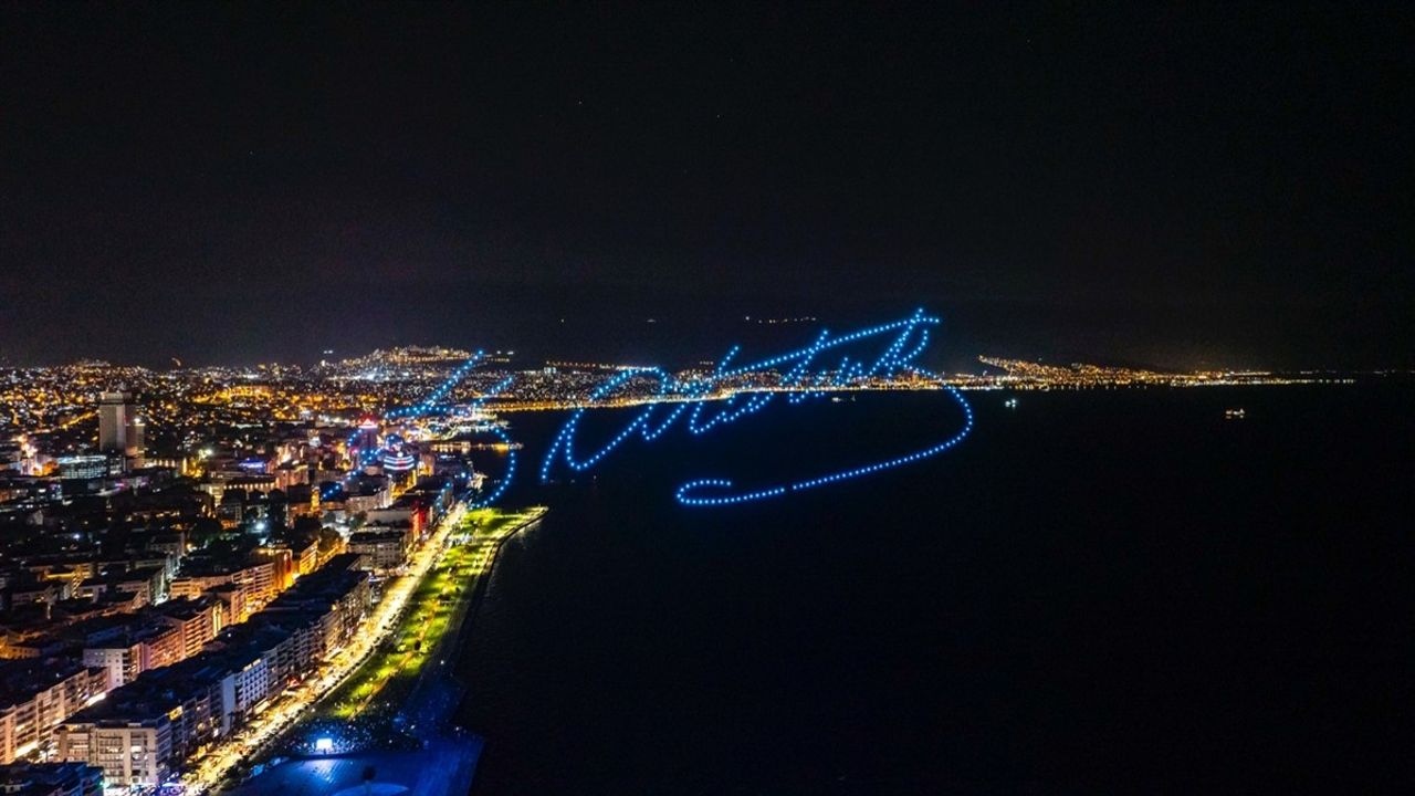 İzmir'de Dron Gösterisiyle Zafer Bayramı Coşkusu