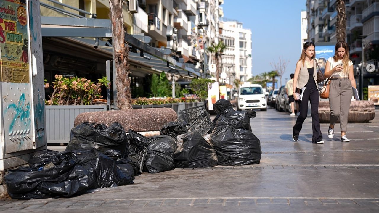 İzmir'de İş Bırakan Belediye Çalışanları Kentte Çöp Yığınları Oluşturdu