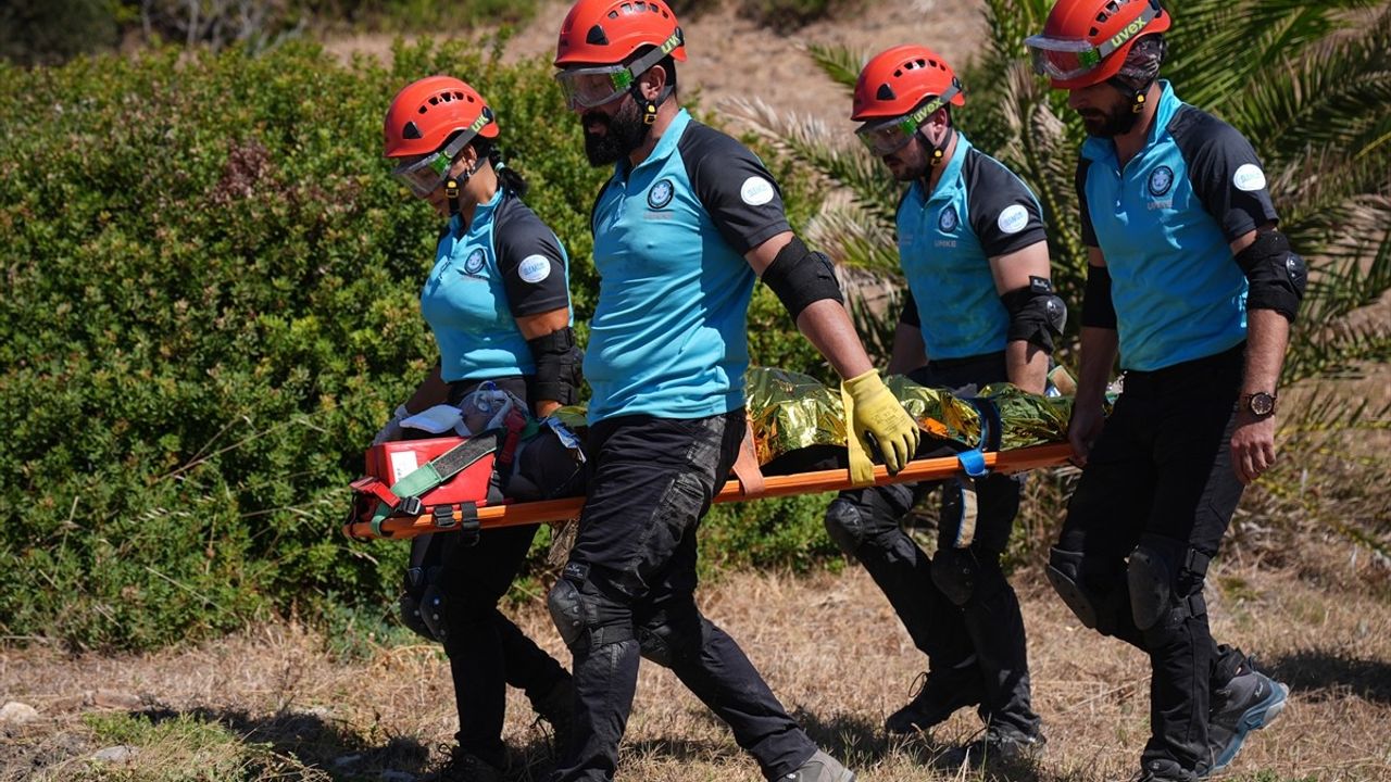 İzmir'de UMKE Tatbikatında Başarılı Kurtarma Operasyonu