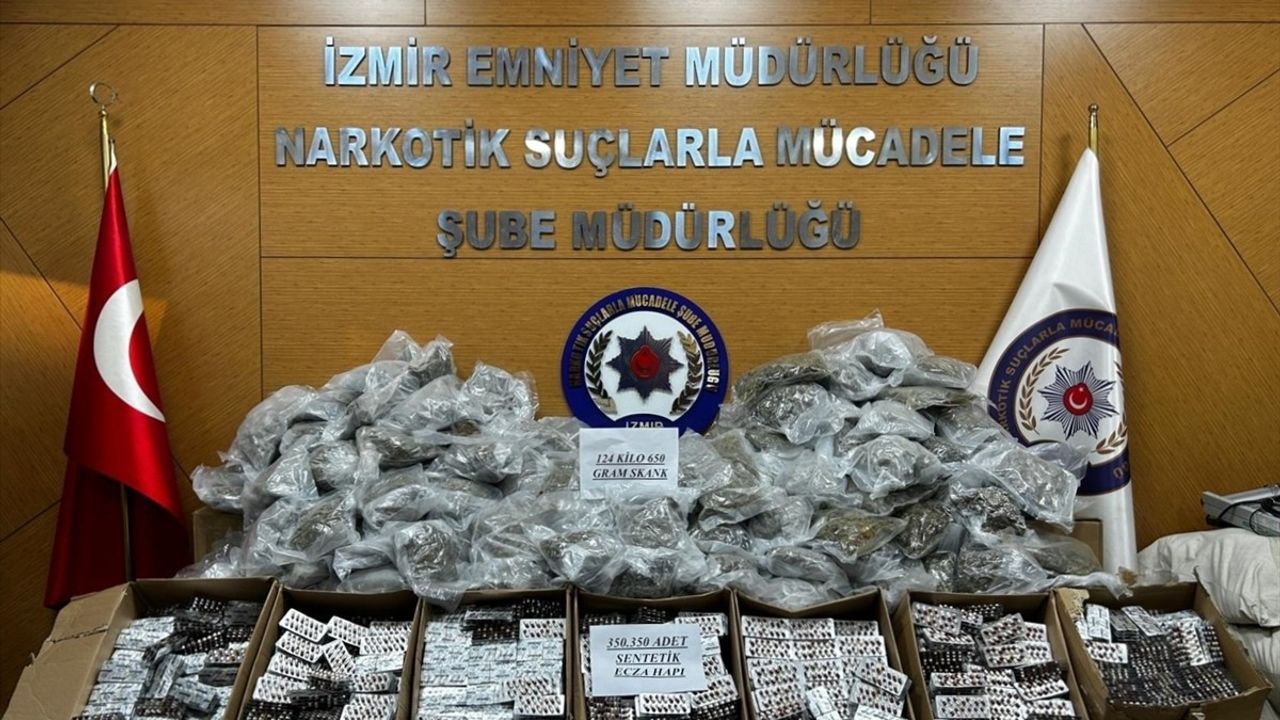 İzmir'de Uyuşturucu Operasyonu: 124 Kilogram Esrar ve 350 Bin Sentetik Ecza Ele Geçirildi