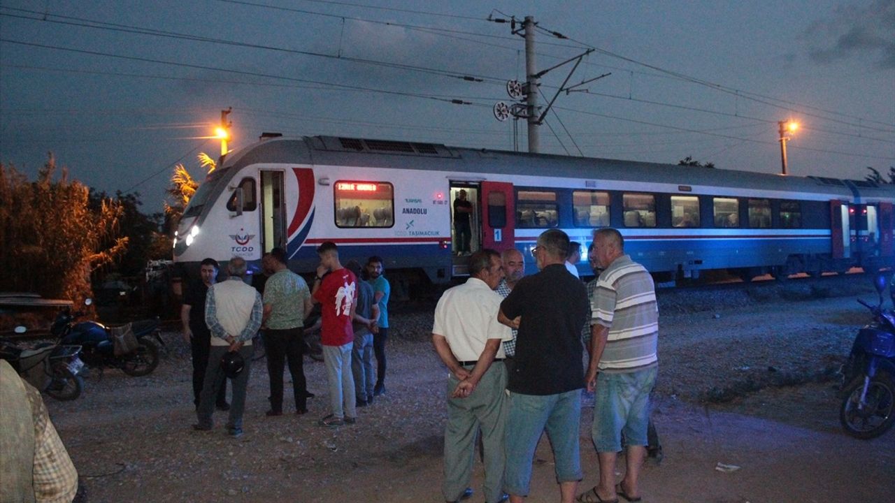 İzmir'de Yolcu Treni Traktöre Çarptı