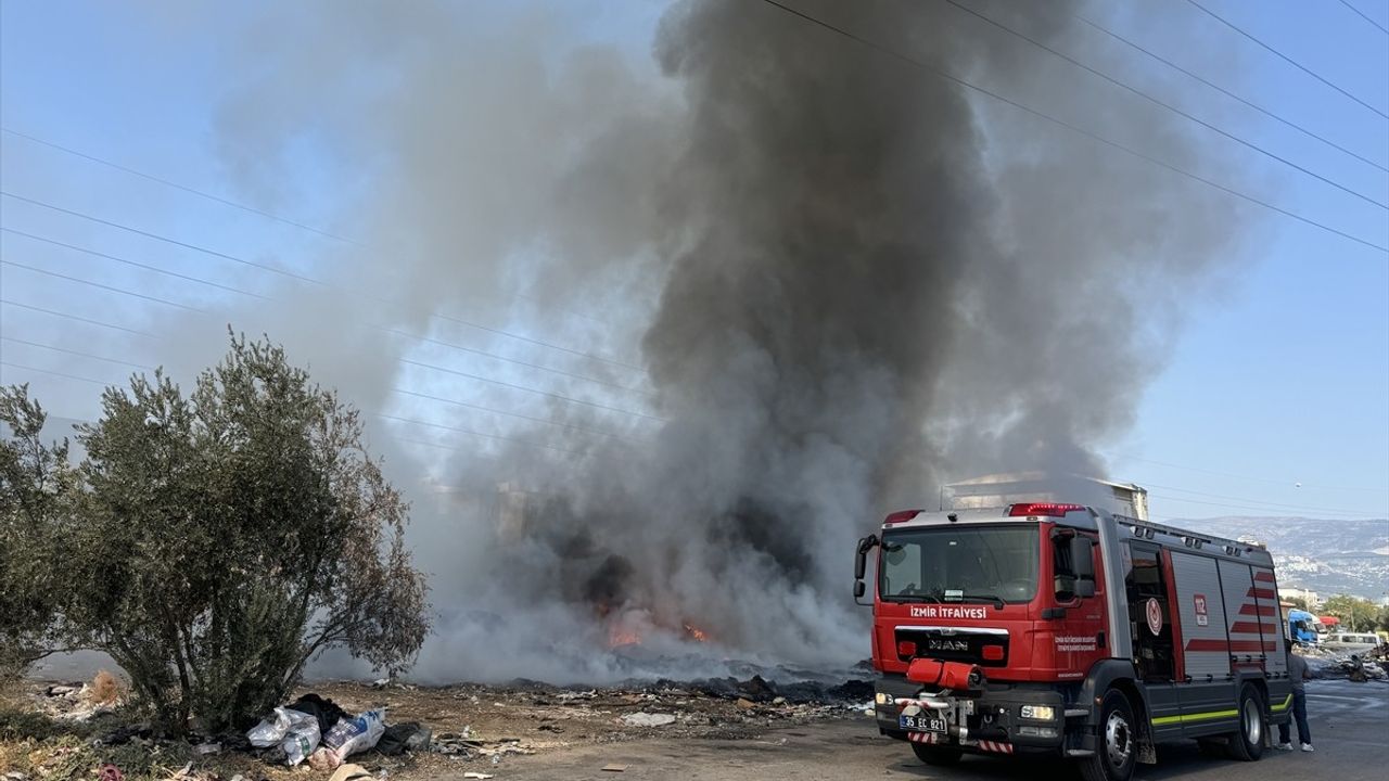 İzmir'in Bornova ilçesinde atık yangını kontrol altına alındı