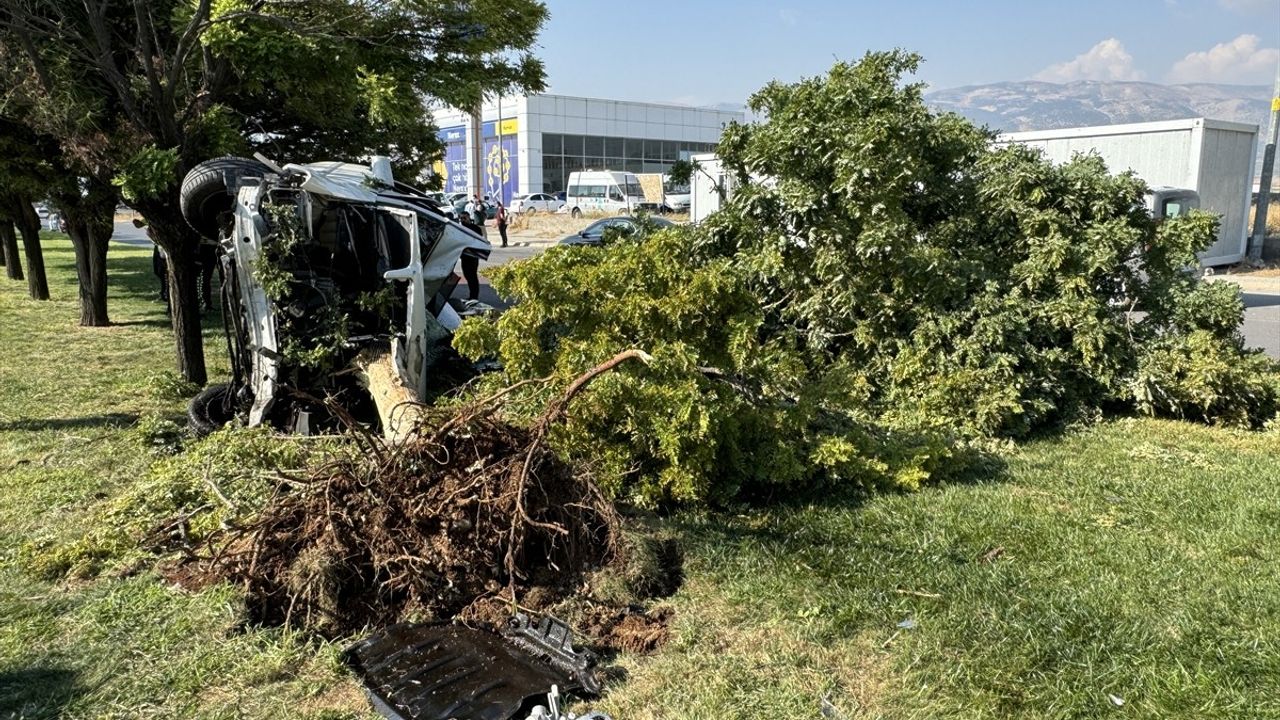 Kahramanmaraş'ta Ağaca Çarpan Araçta Facia: 1 Ölü, 2 Yaralı