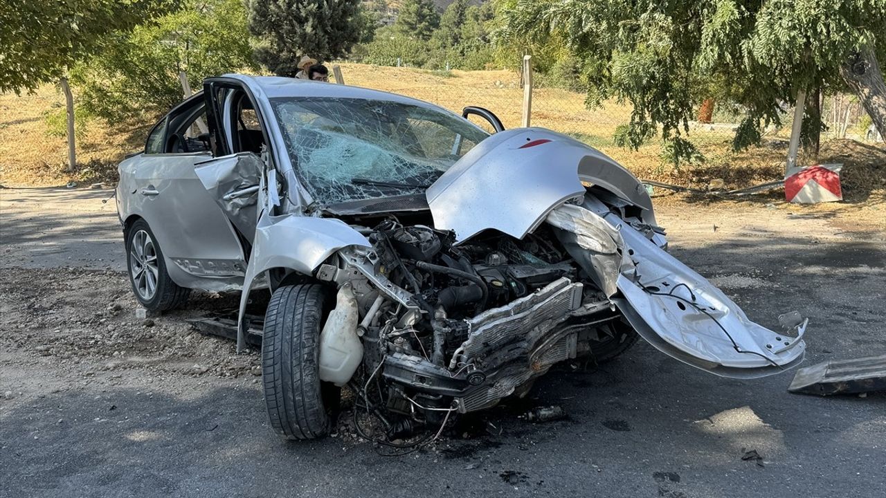 Kahramanmaraş'ta Direğe Çarpan Otomobilde 4 Yaralı