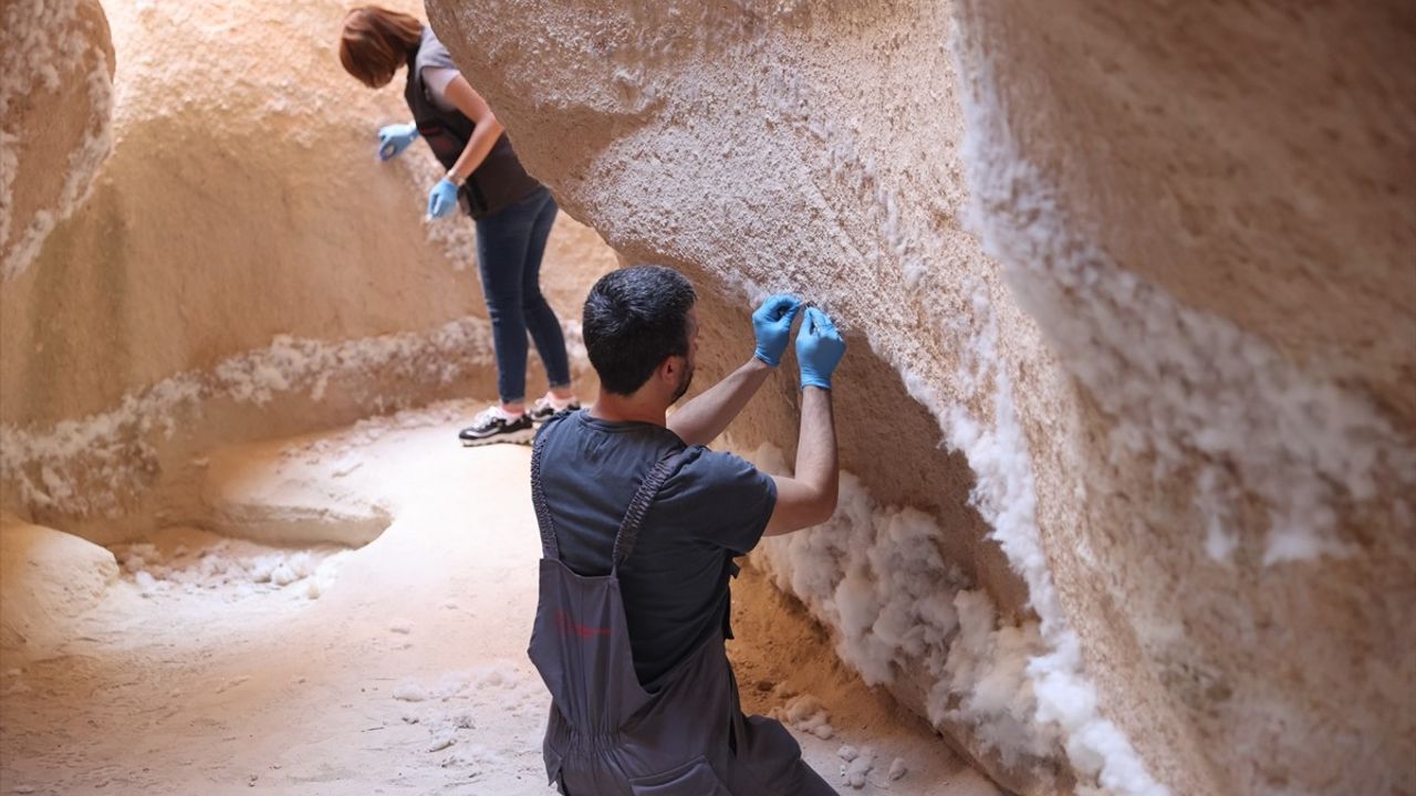 Kapadokya'da Reklam Çalışması Kaya Oymaya Zarar Verdi