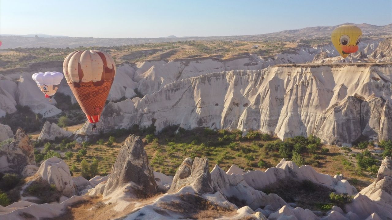 Kapadokya'da Renkli Figürlü Sıcak Hava Balonları Festivalı