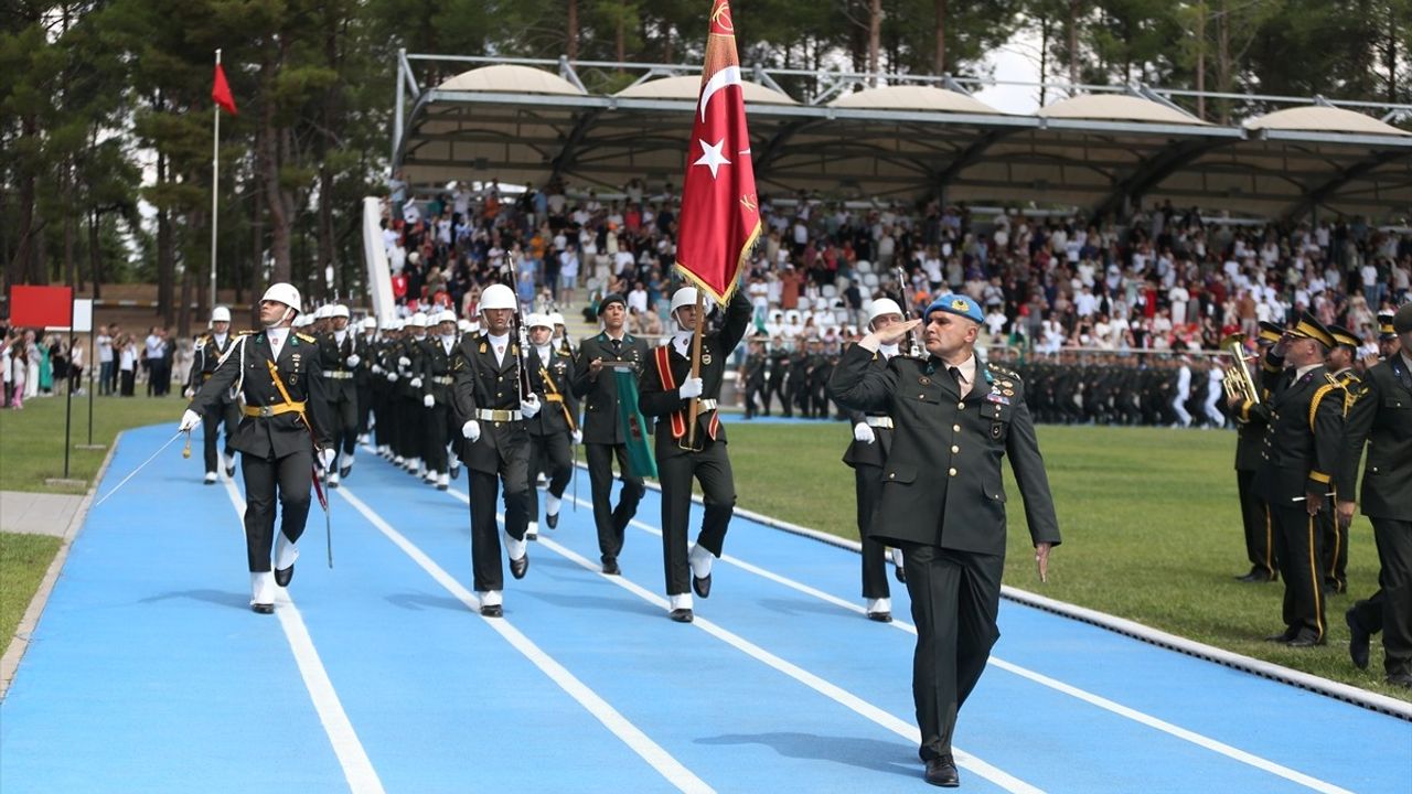 Kara Astsubay Meslek Yüksekokulu'nda Törensel Diploma ve Sancak Devir Teslimi