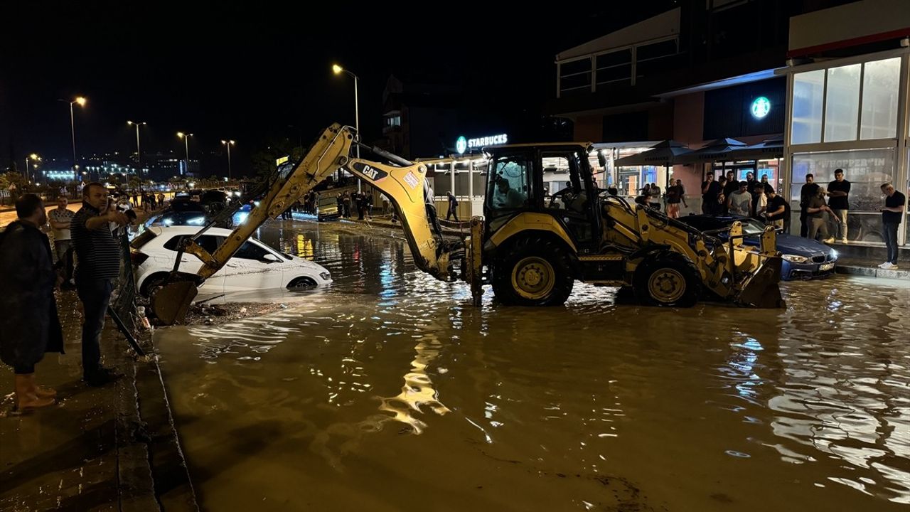 Karabük'te Aniden Bastıran Sağanak Hayatı Olumsuz Etkiledi