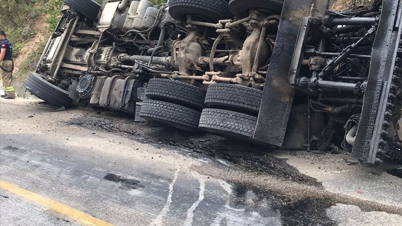 Karabük'te Zift Yüklü Kamyon Devrildi, 3 Yaralı