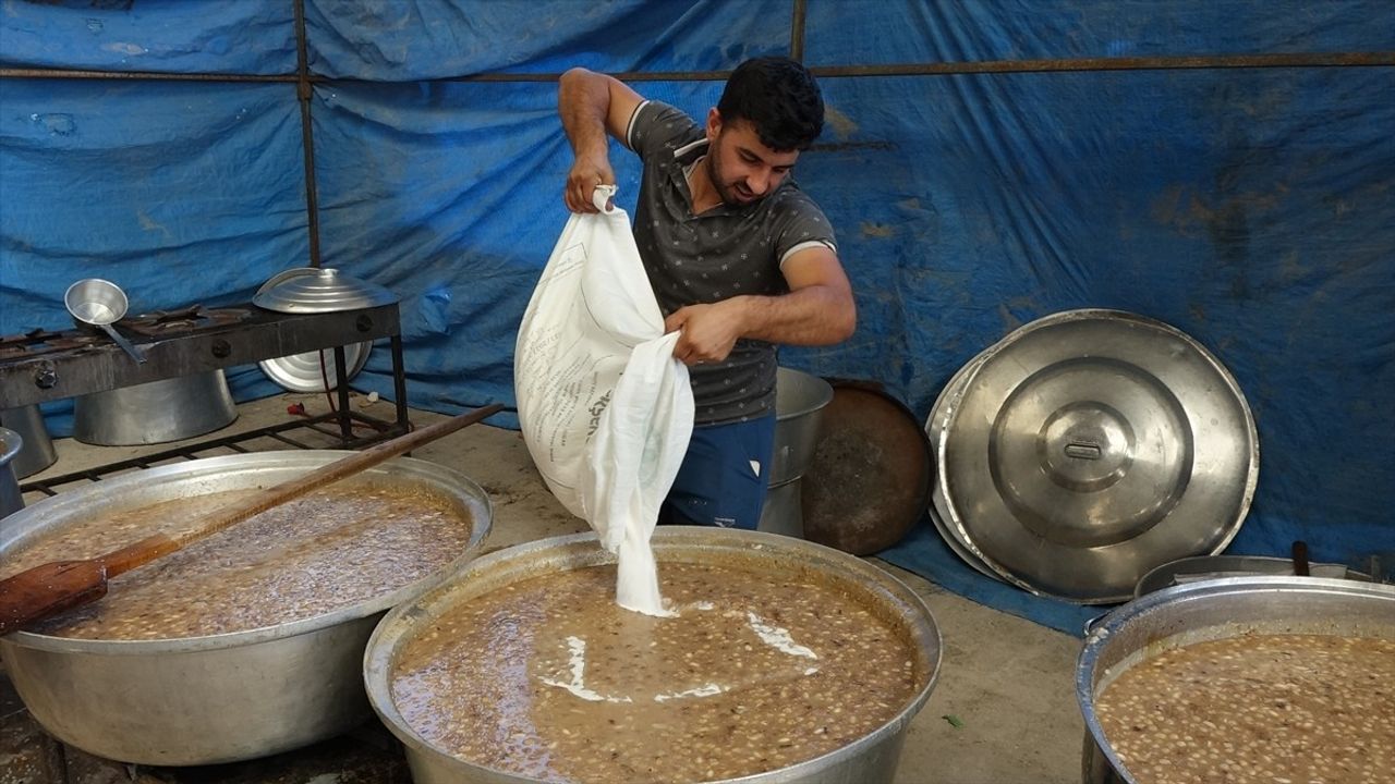 Karamanlı'da İmece Usulü Aşure İkramı