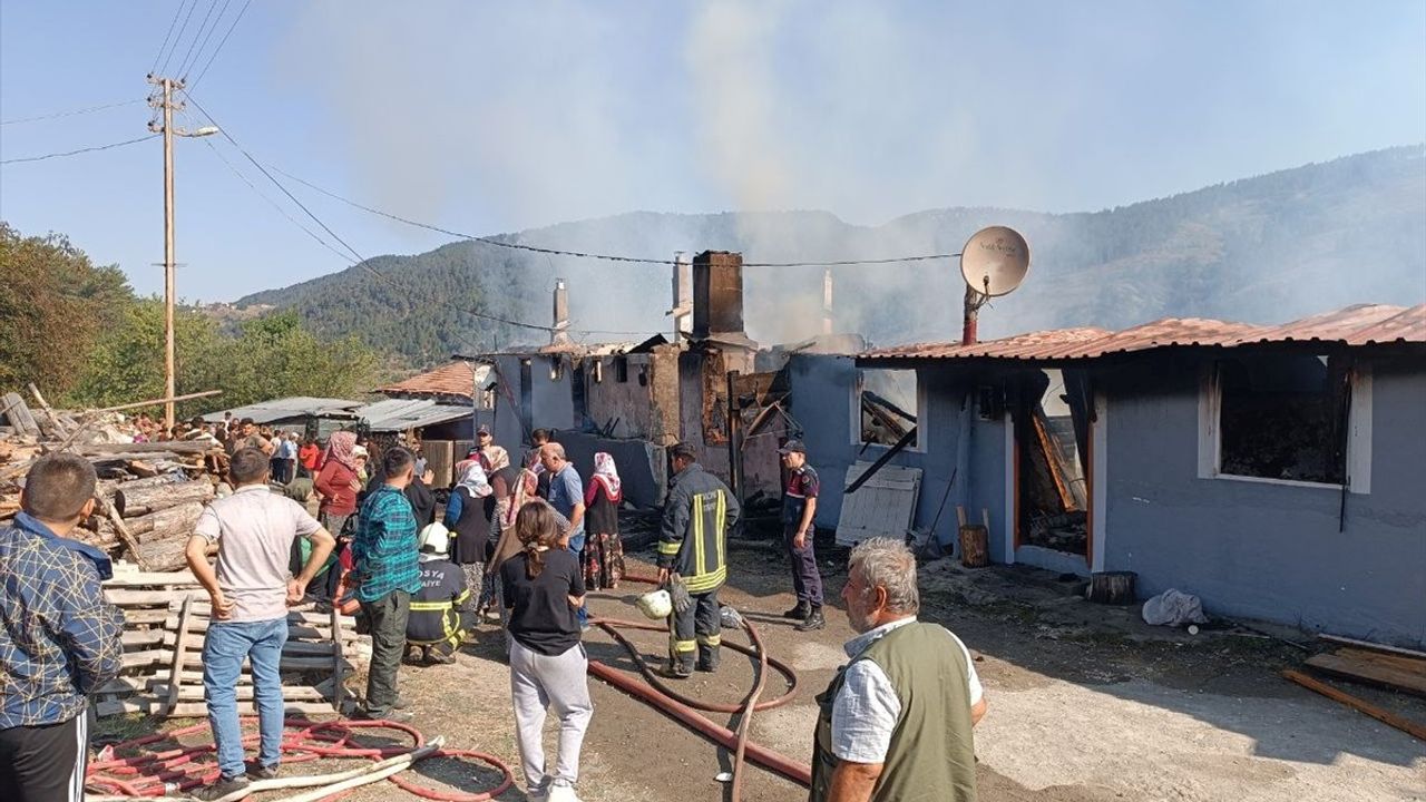 Kastamonu'da Yangın Felaketi: 3 Ev Yandı, 17 Yaşındaki Genç Kayboldu