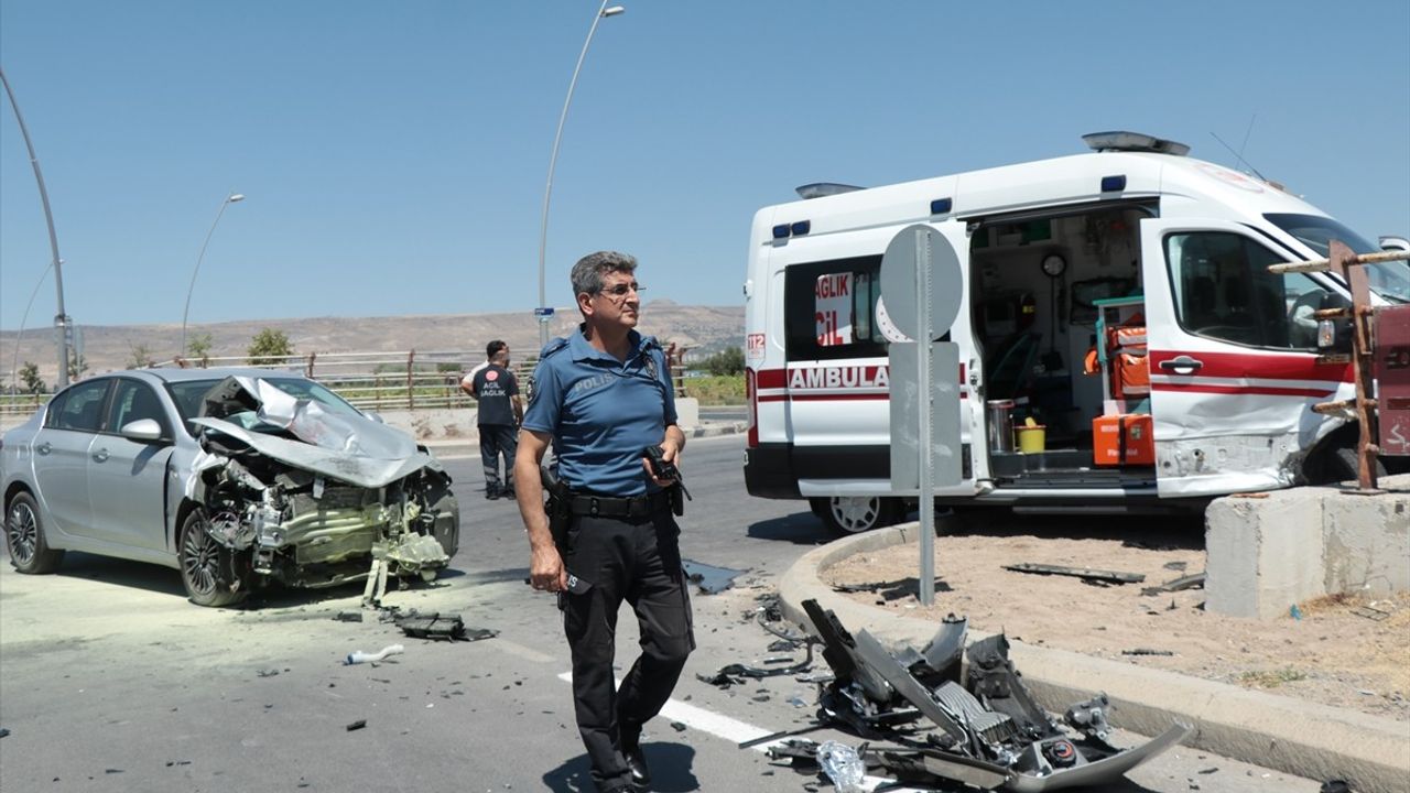 Kayseri'de Ambulans ve Otomobil Çarpıştı: 6 Yaralı