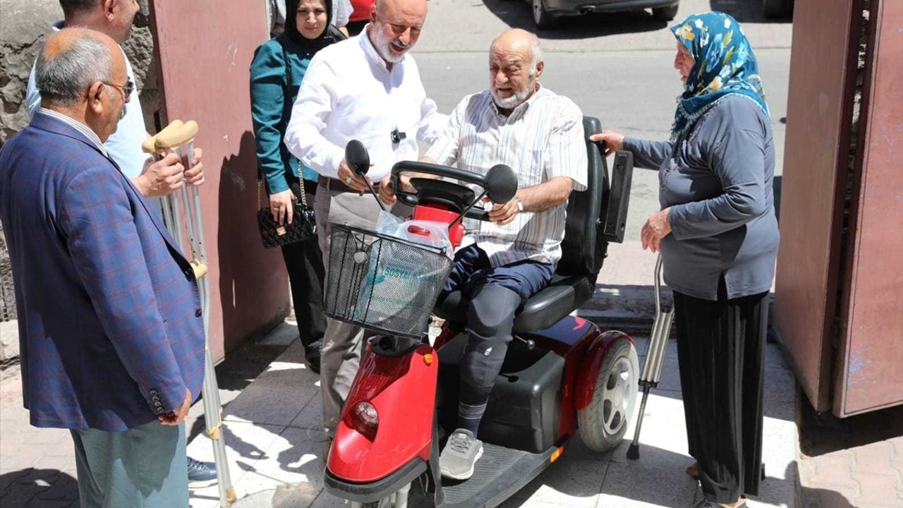 Kayseri'de Bedensel Engelli Çifte Akülü Araç Desteği