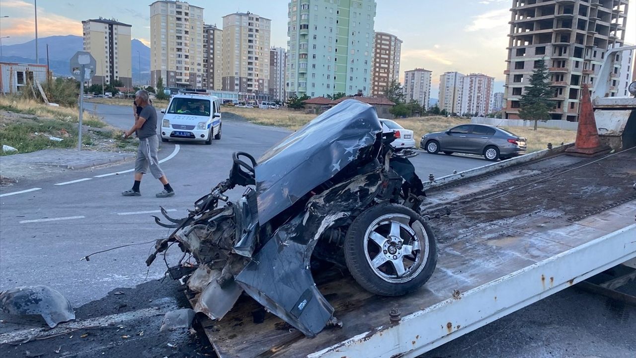 Kayseri'de Feci Kaza: 3 Yaralı ve Otomobilin İkiye Ayrılması