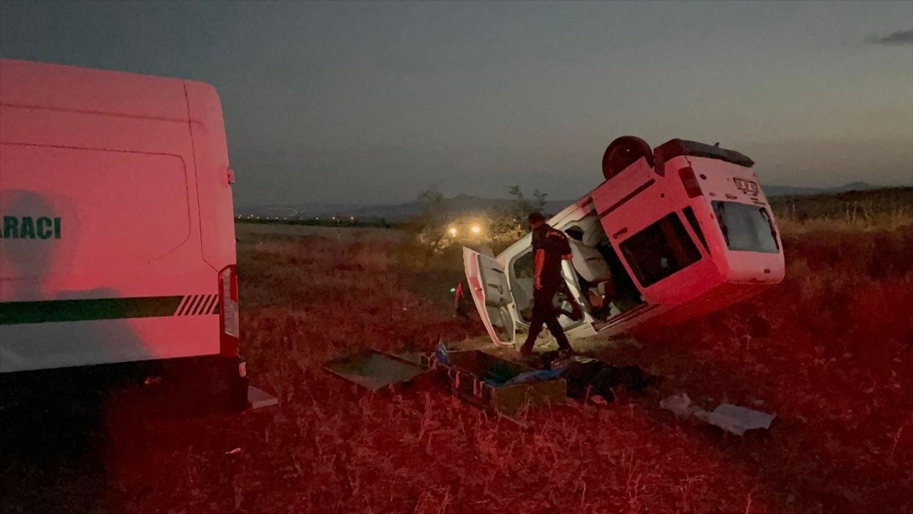 Kayseri'de Hafif Ticari Araç Devrildi: 1 Ölü, 3 Yaralı