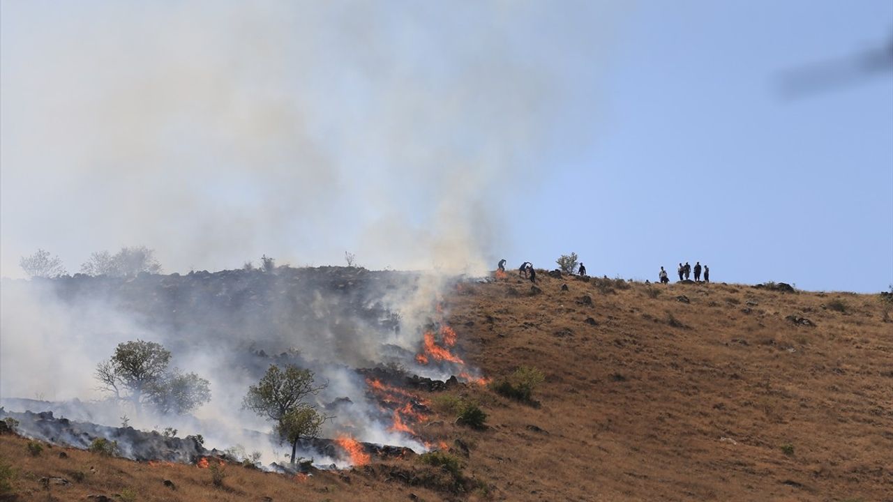 Kayseri'de Otluk Alanda Yangın Kontrol Altına Alınmaya Çalışılıyor