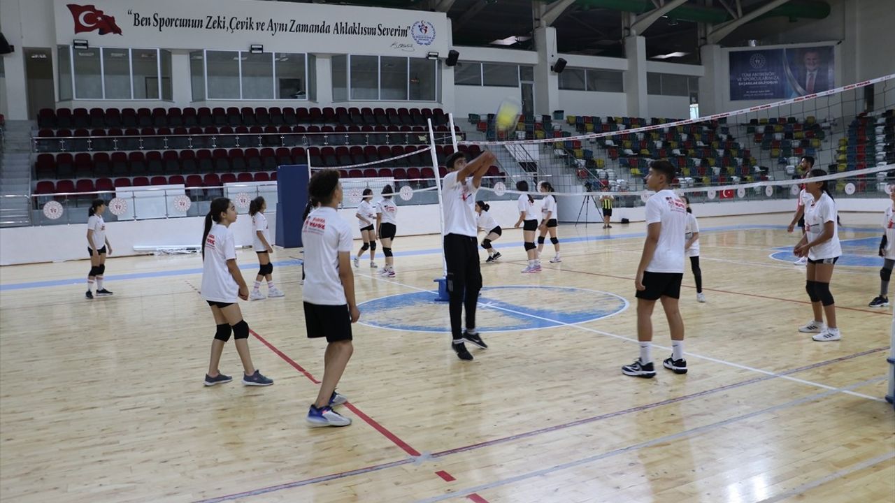 Kilis'te Fabrika Voleybol Okulu Açıldı