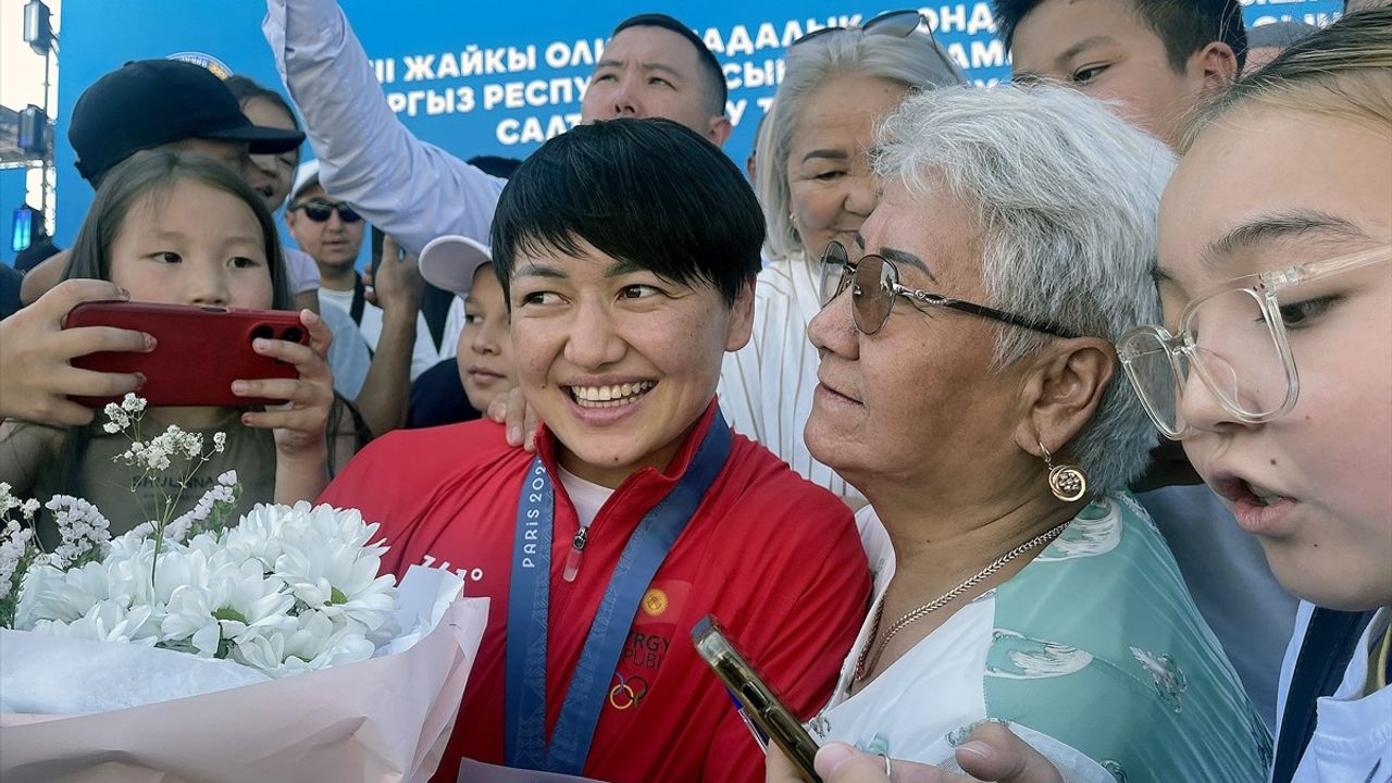 Kırgızistan Cumhurbaşkanı Caparov'dan Olimpiyat Kahramanlarına Övgü