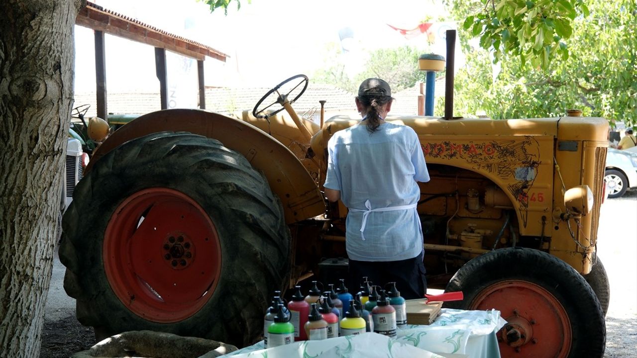 Kırklareli'nde Sanat ve Tarım Buluşması: Asırlık Traktörler Tabloya Dönüşüyor