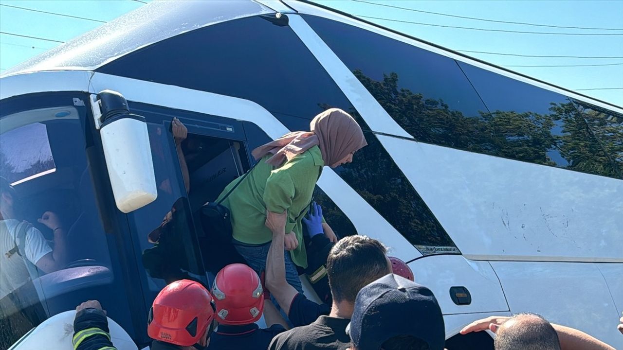 Kocaeli'de Yan Yatan Tur Otobüsündeki Yolcular Kurtarıldı