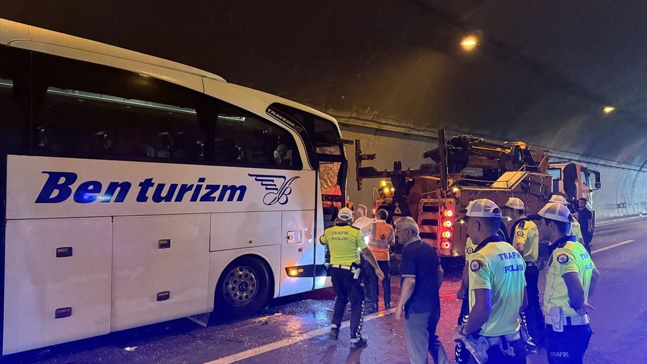 Kocaeli'de Zincirleme Trafik Kazası: 15 Yaralı