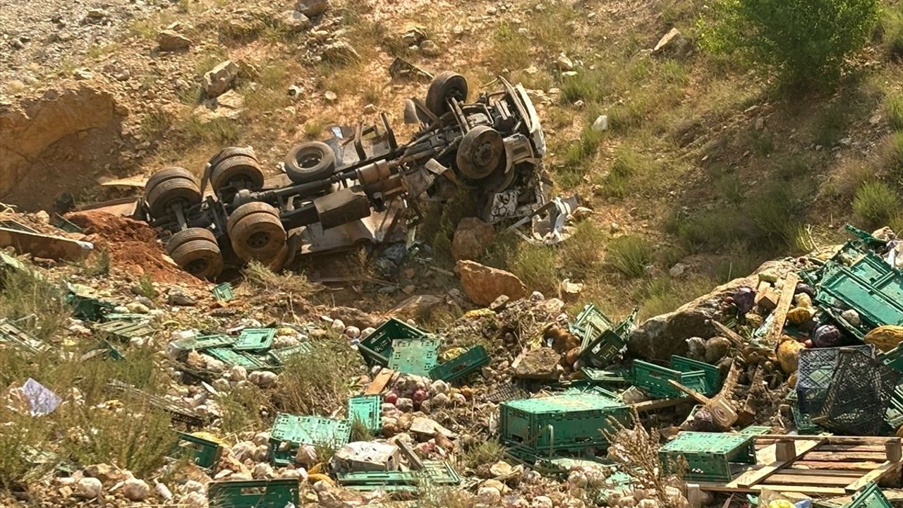 Konya'da Sebze Yüklü Kamyon Devrildi, Sürücü Ağır Yaralandı