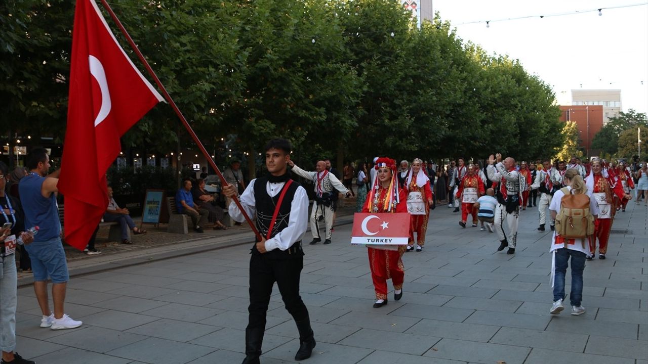 Kosova'da 3. Uluslararası Yeni Doğan Dans Festivali Kortej Yürüyüşü