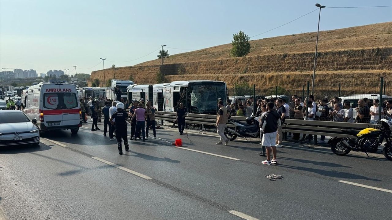 Küçükçekmece'de Metrobüs Kazası: Seferler Durdu