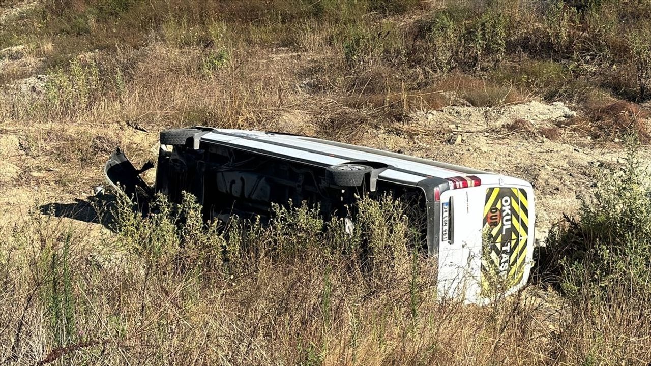 Kuzey Marmara Otoyolu'nda Servis Aracı Şarampole Devrildi: 9 Yaralı