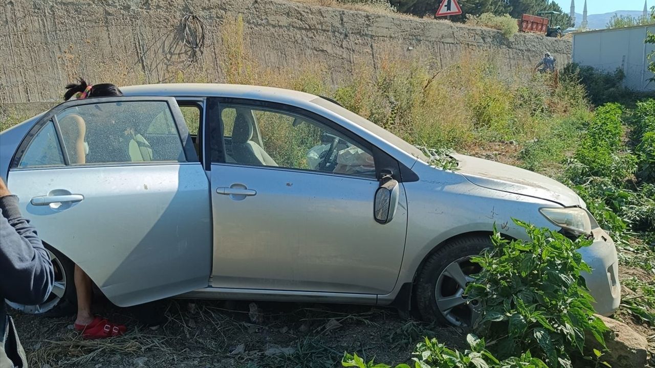 Malatya'da Bahçeye Devrilen Araçta 3 Yaralı