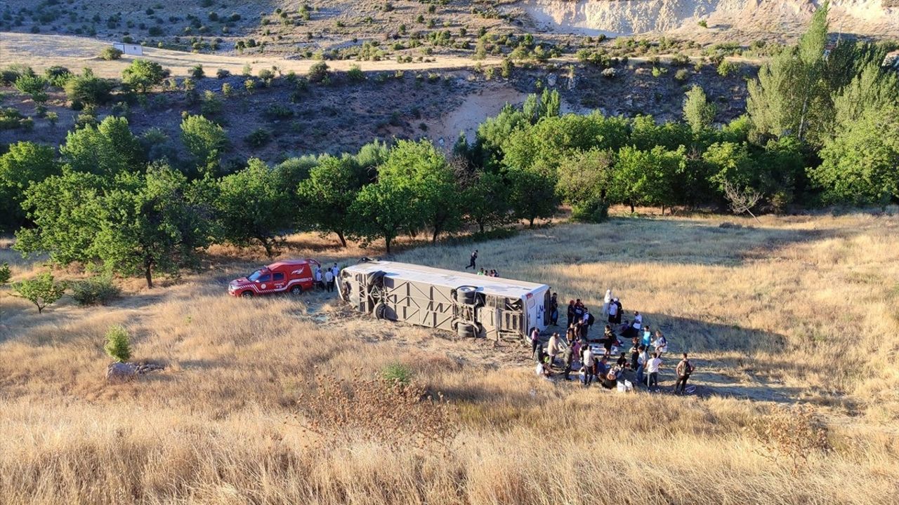 Malatya'da Yolcu Otobüsü Devrildi, 14 Yaralı