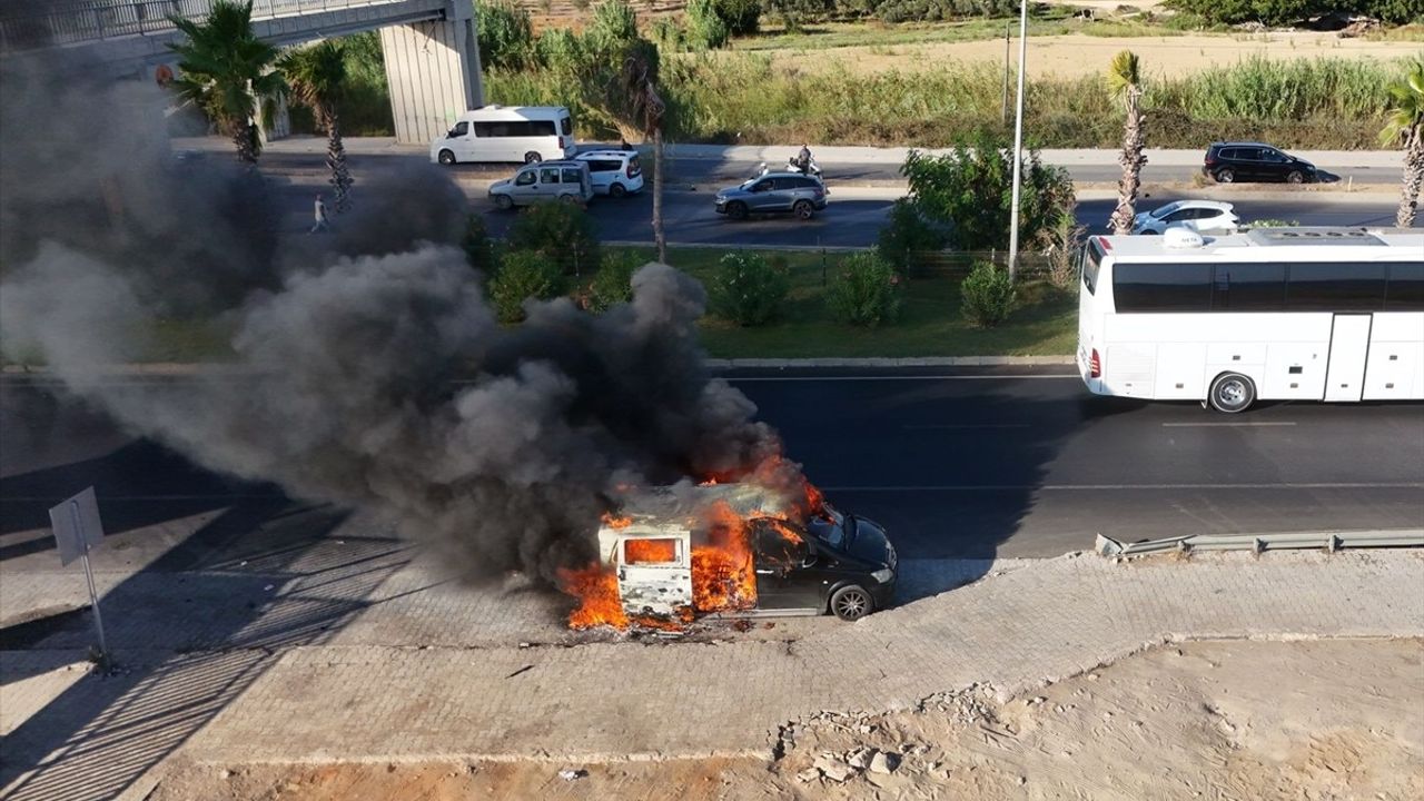 Manavgat'ta Seyir Halindeki Minibüs Alev Alev Yandı