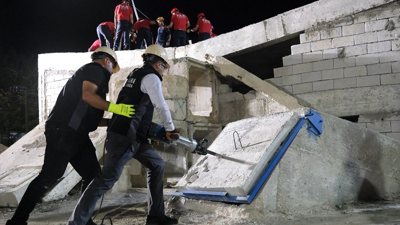 Marmara Depremi Anma Töreni Van'da Gerçekleşti